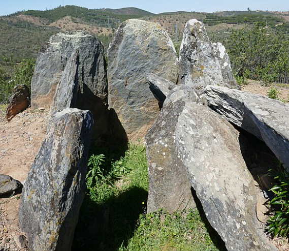 Fotografia em cores da Anta da Masmorra, monumento megalítico situado na Via Algarviana.